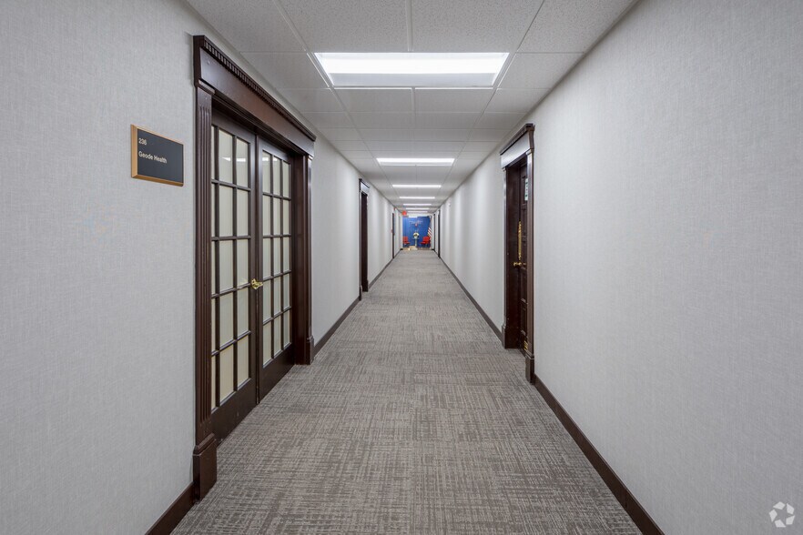 More Photos Of 188 Industrial Dr, Elmhurst Office For Lease