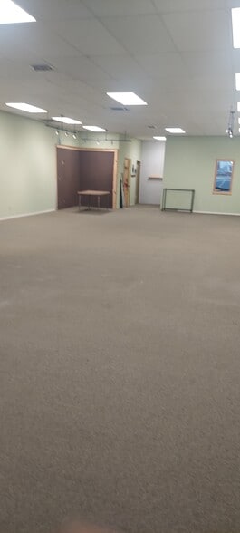 More Photos Of 2500-2548 N 4th St, Flagstaff Department Store For Lease