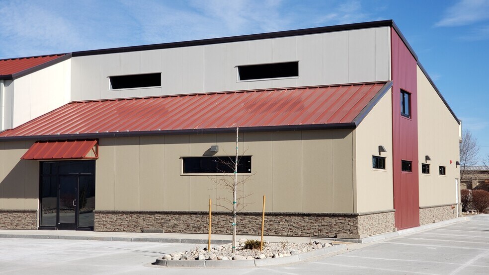 More Photos Of 2019-2043 E 11th St, Loveland Showroom For Lease