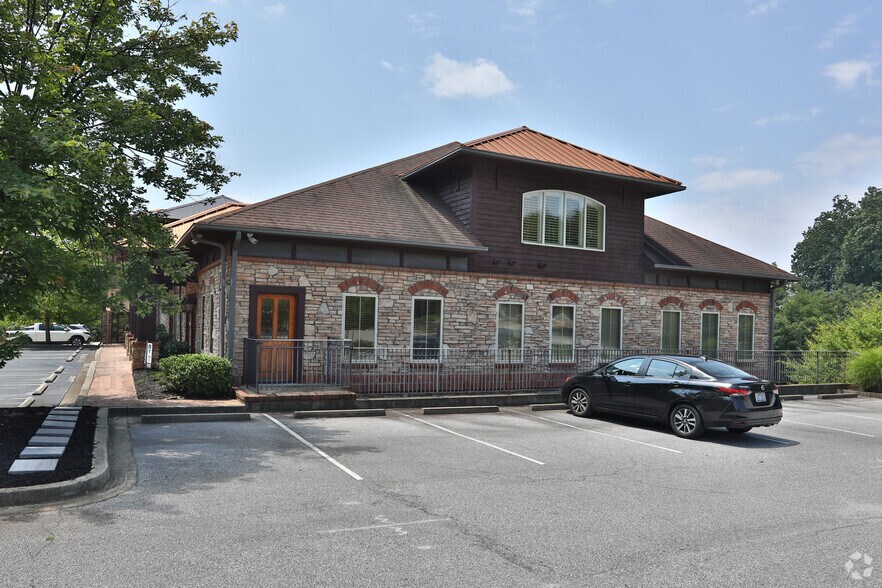 More Photos Of 68 Pointe Cir, Greenville Office For Lease