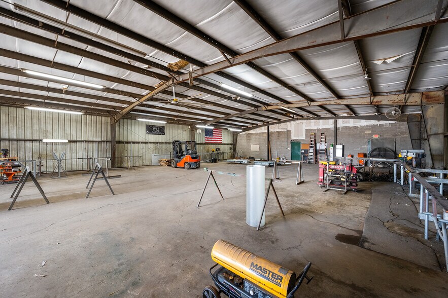 More Photos Of 10462 Hwy 165 S, Forest Hill Warehouse For Sale