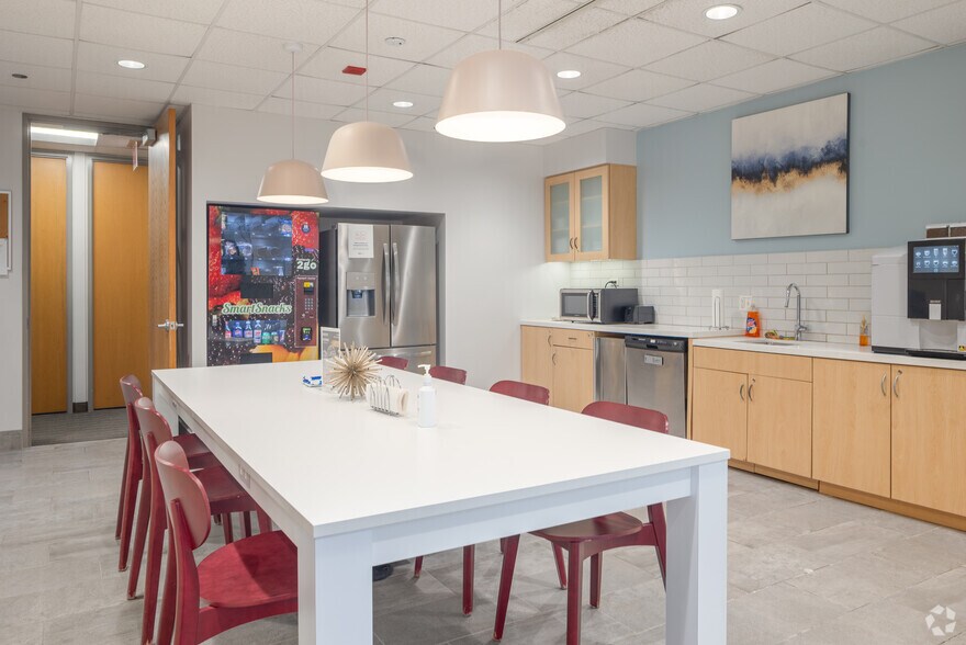 More Photos Of 200 S Wacker Dr, Chicago Coworking Space