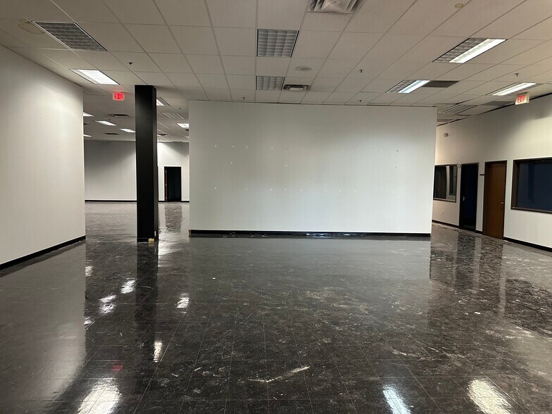 More Photos Of 2323 McDaniel Dr, Carrollton Distribution For Lease