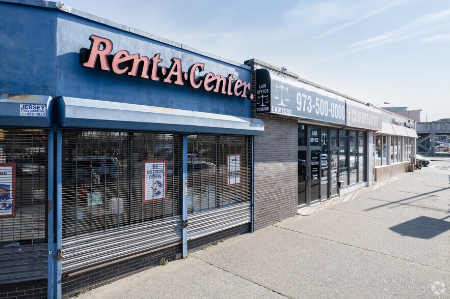 More Photos Of 237-251 Market St, Paterson Storefront Retail Office For Lease