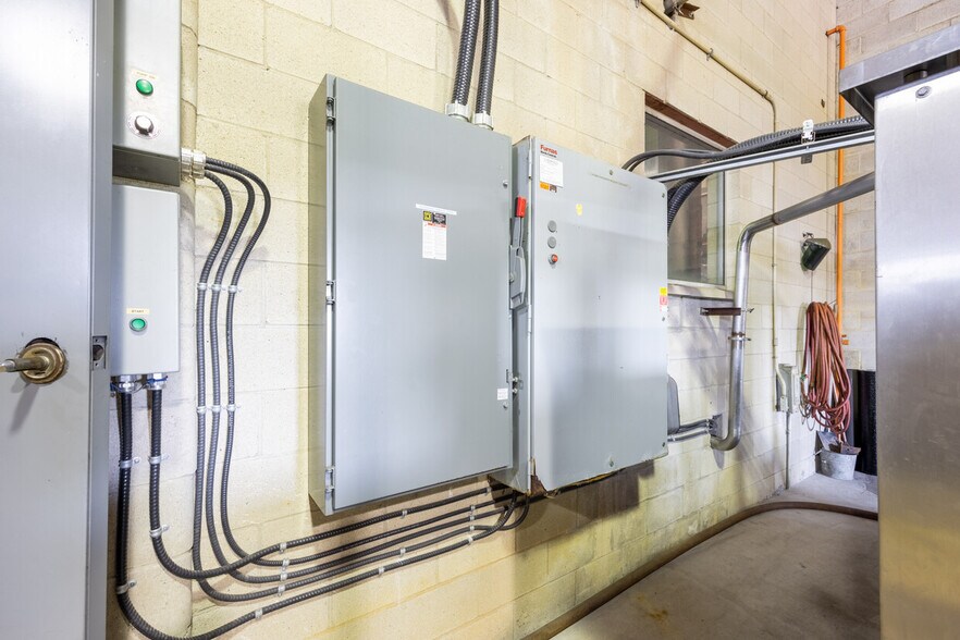 More Photos Of 324 County Road 34, Kingsville Manufacturing For Sale