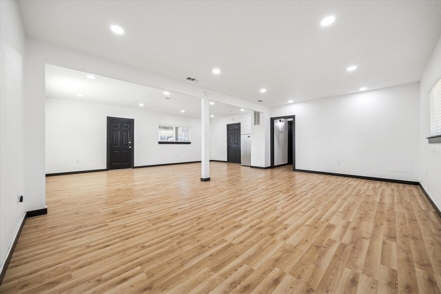 More Photos Of 5235 E 5th St, Katy Flex For Sale