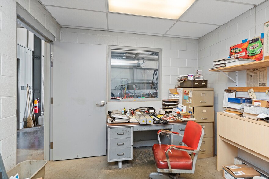 More Photos Of 1514 Commerce Ave, Carlisle Light Distribution For Lease