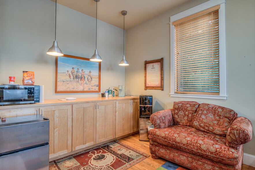 More Photos Of 257 S Pine St, Sisters Office For Sale