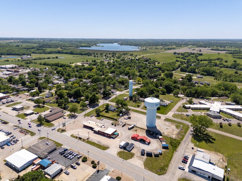 More Photos Of 601 Arizona Ave, Holton General Retail For Sale