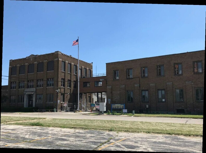 More Photos Of 2136 12th St, Rockford Industrial For Sale