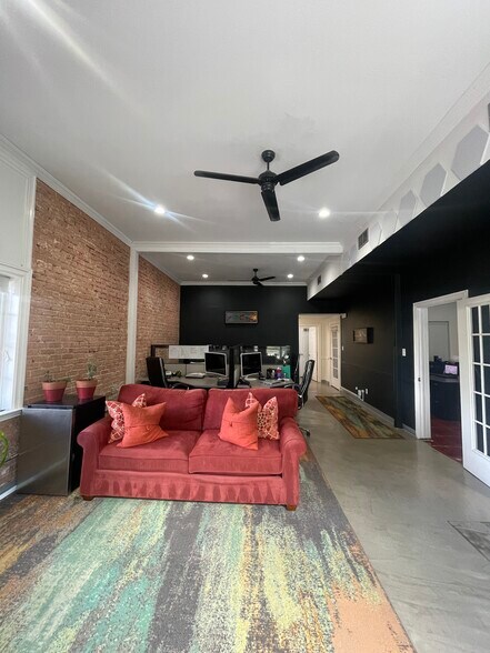 More Photos Of 1722 N Hall St, Dallas Storefront Retail Office For Lease