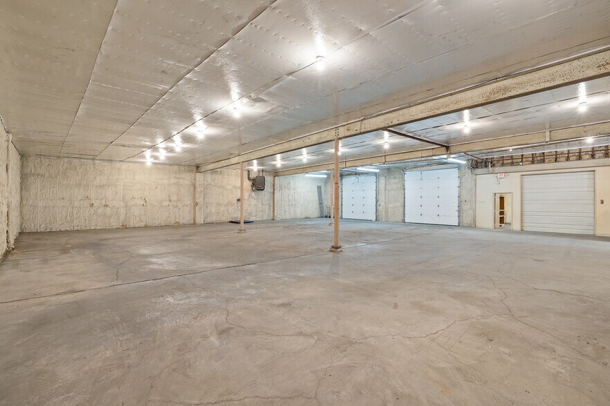 More Photos Of 922 W Fourth St, Mansfield Warehouse For Lease
