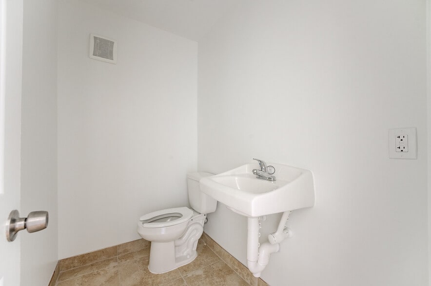 More Photos Of 10215 Papalote St, Houston Showroom For Lease