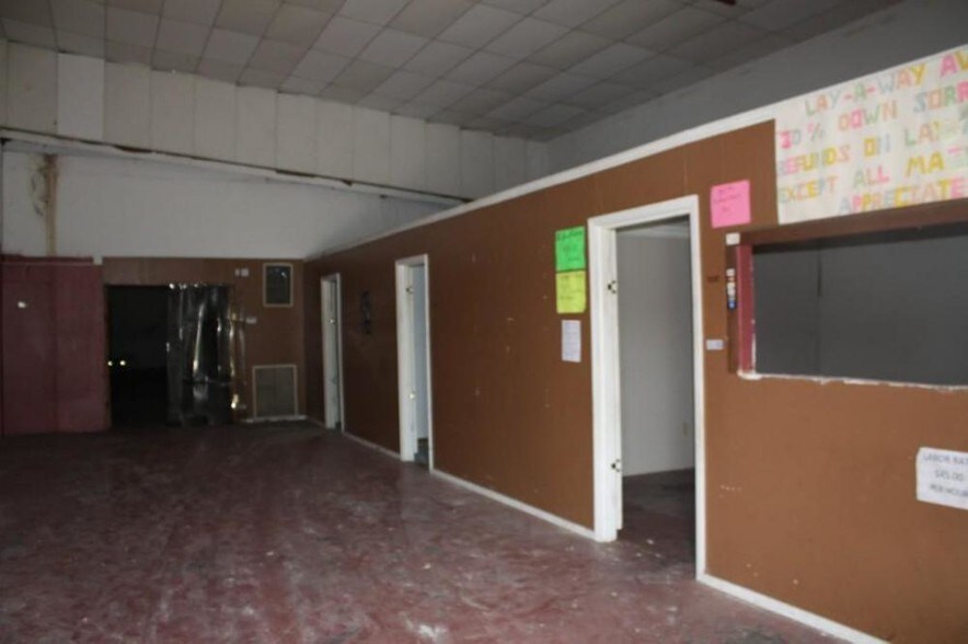 More Photos Of 208 N Main St, Fitzgerald Warehouse For Lease