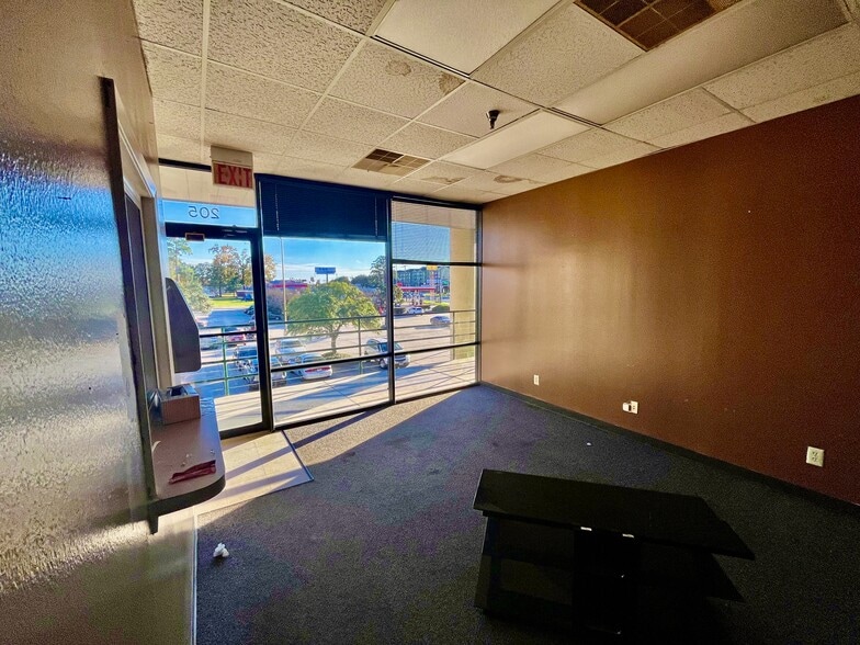 More Photos Of 1712 N Frazier St, Conroe Unknown For Sale