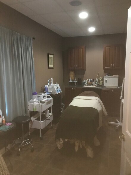 More Photos Of 130 Washington St, Rocky Hill Freestanding For Lease