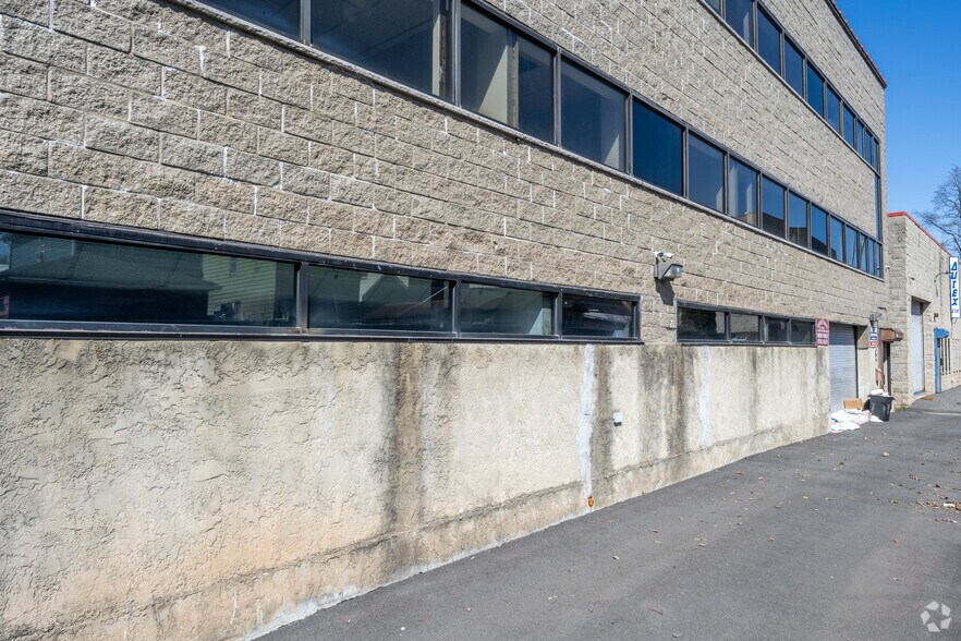 More Photos Of 98 Wakefield Ave, Staten Island Light Manufacturing For Lease