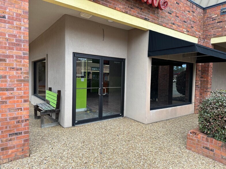 More Photos Of 1625 E County Line Rd, Jackson Freestanding For Lease