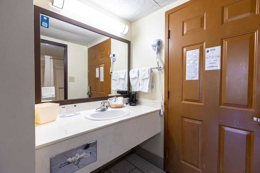 More Photos Of 2490 Green Mountain Dr, Branson Hotel For Sale