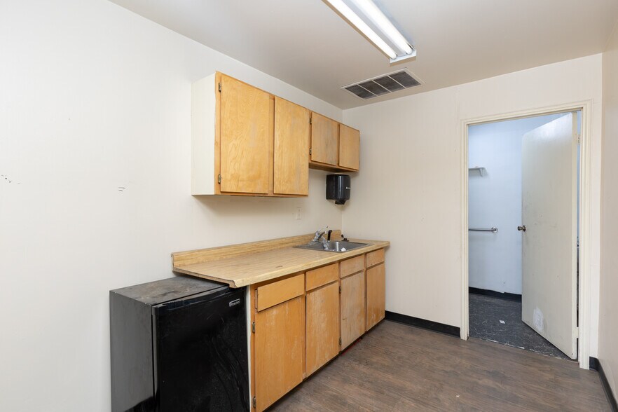 More Photos Of 1120 Chestnut St, Carlin Light Distribution For Sale