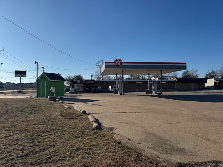 More Photos Of 3304 W 61st St S, Tulsa Convenience Store For Lease
