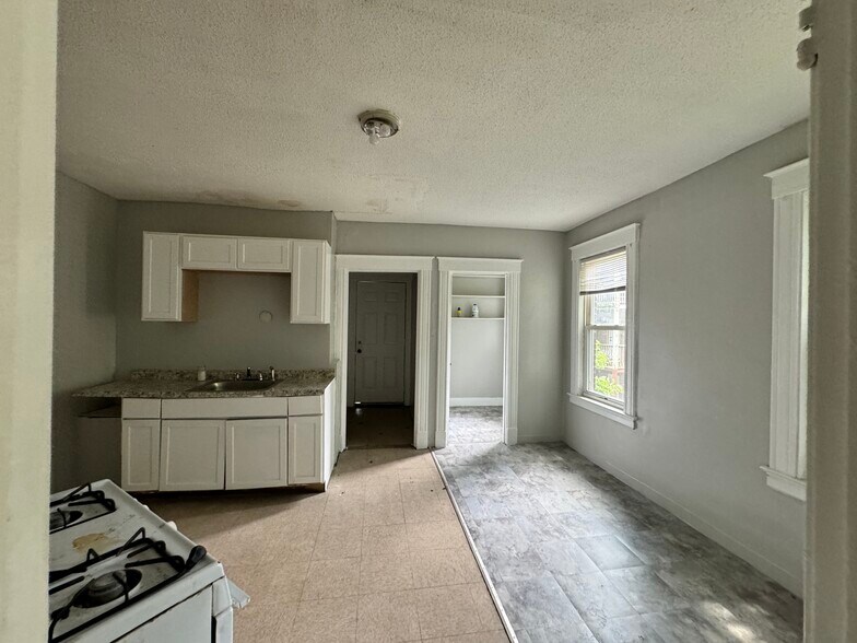 More Photos Of 14 Hillside Ave, Hartford Storefront Retail Residential For Sale