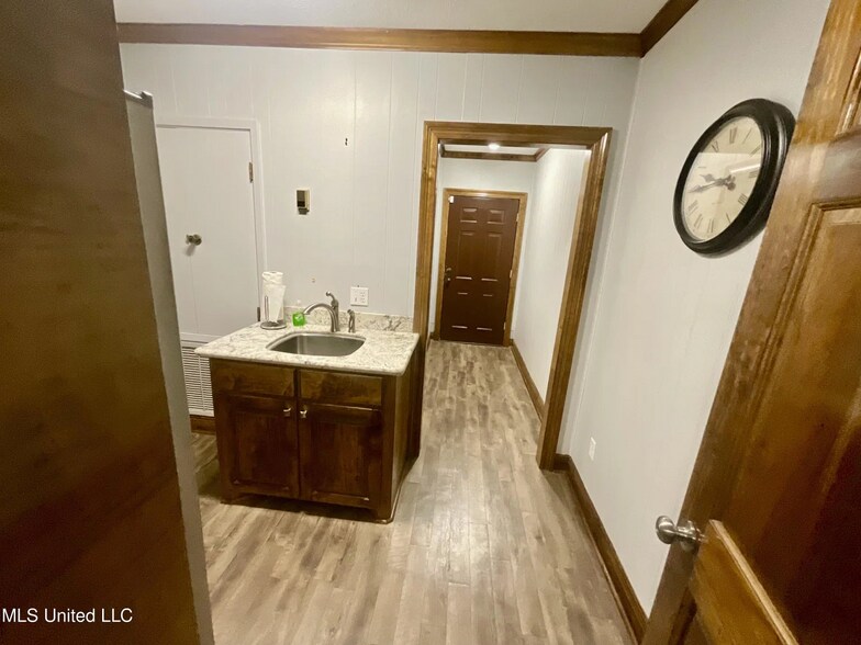 More Photos Of 2405 Columbia Ave, Prentiss Office For Sale