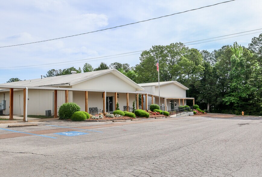 More Photos Of 2889 S Lamar Blvd, Oxford Flex For Lease