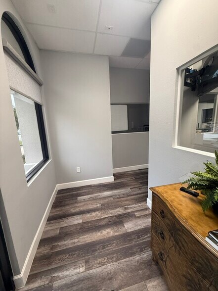 More Photos Of 1061 S Sun Dr, Lake Mary General Retail For Sale