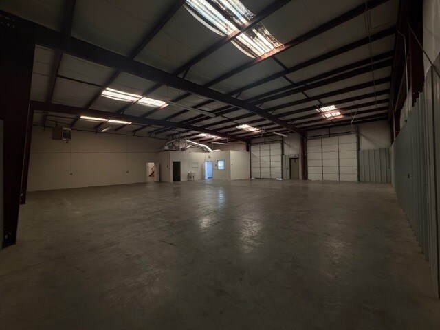More Photos Of 42 Industrial Connector N, Dallas Warehouse For Lease