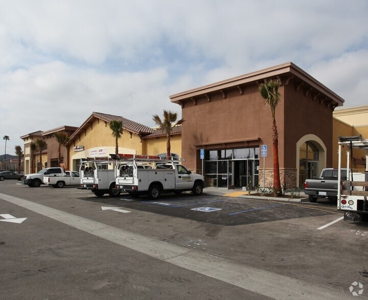 More Photos Of 51 W Tierra Rejada Rd, Simi Valley Freestanding For Lease