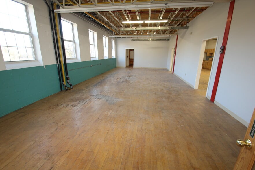 More Photos Of 35 Water St, Amesbury Research And Development For Lease