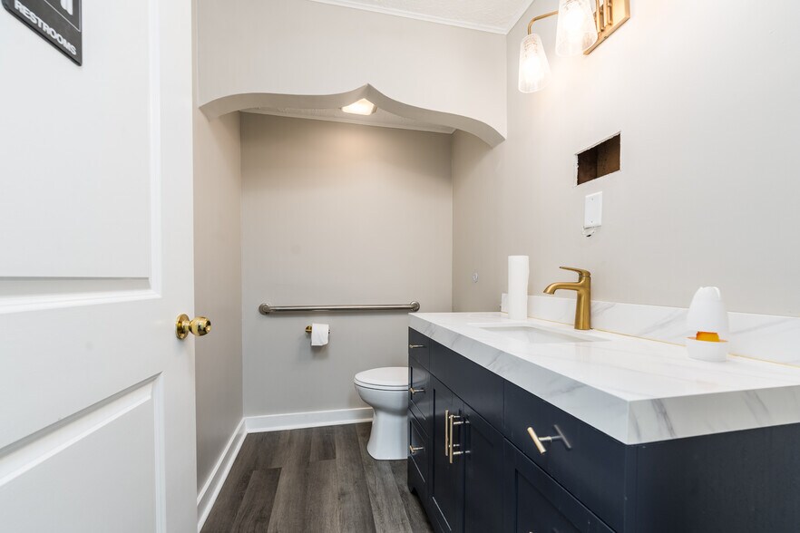 More Photos Of 1607 Chester Blvd, Richmond Office For Sale