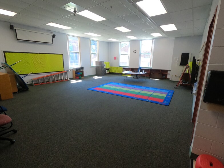 More Photos Of 260 Edmund Ave, Saint Paul Schools For Lease