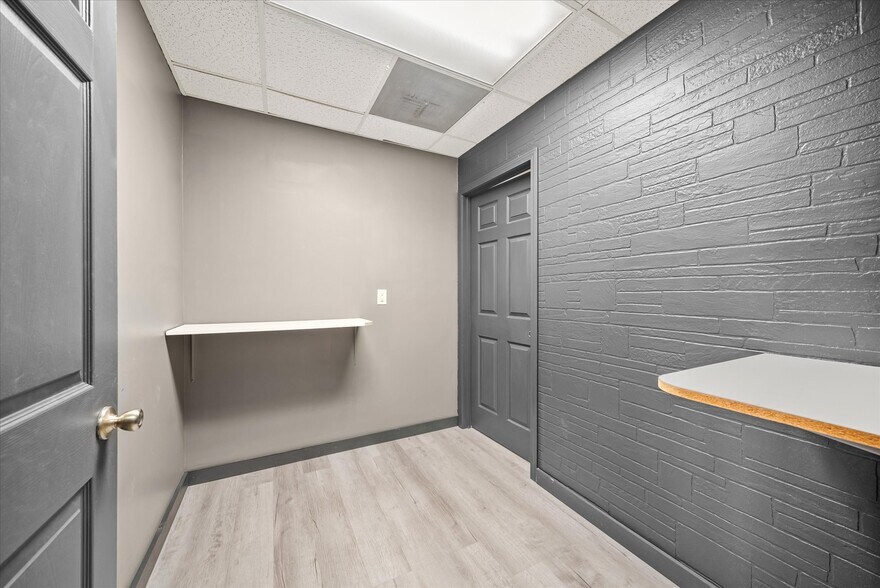 More Photos Of 1502 W 7th St, Laurel Showroom For Sale