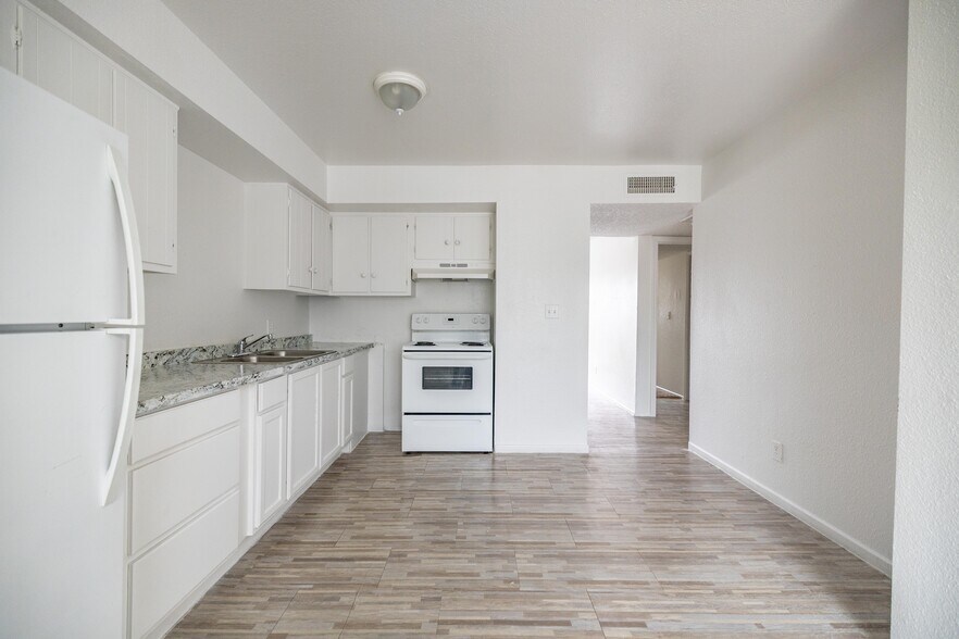 More Photos Of 5820 W Claremont St, Glendale Apartments For Sale