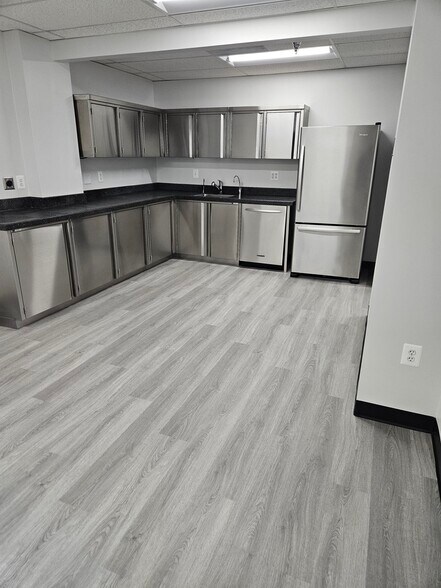 More Photos Of 2128 Espey Ct, Crofton Office For Lease