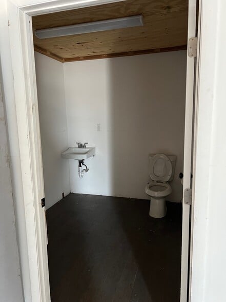 More Photos Of 7425 124th Ave, Largo Warehouse For Lease