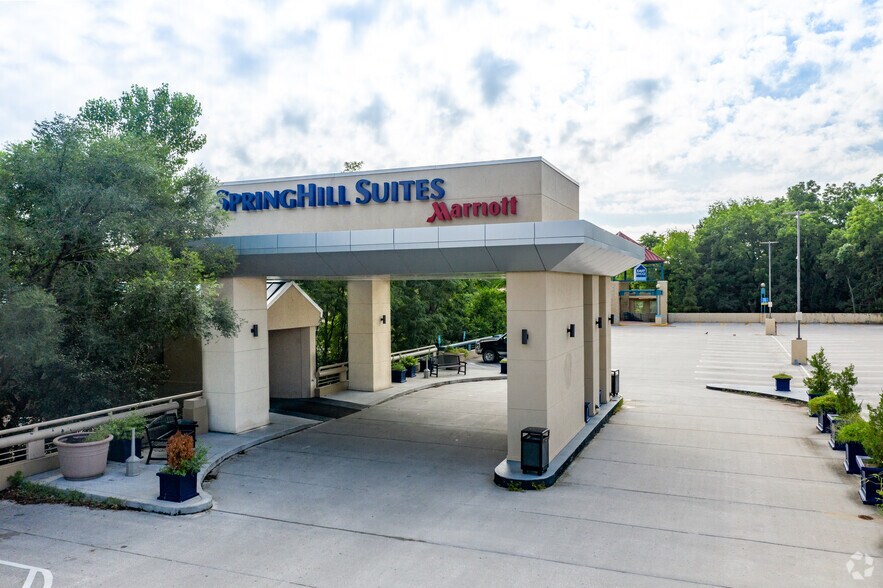 More Photos Of 1 Riverfront Plz, Lawrence Office For Sale