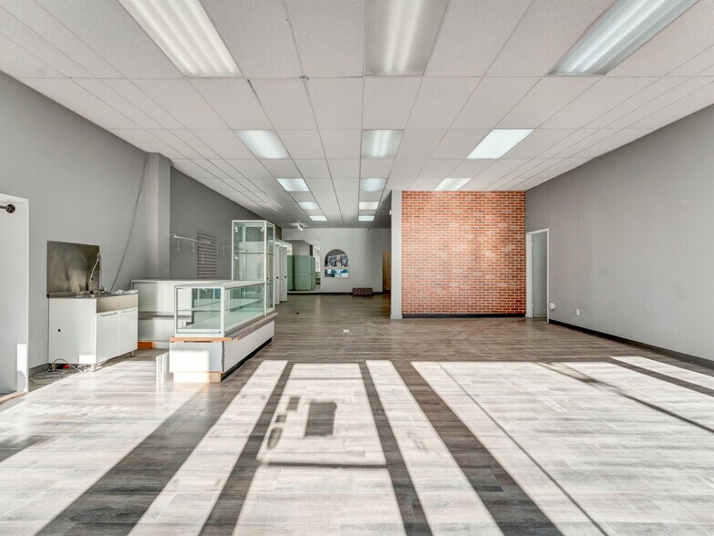 More Photos Of 622 3 St SE, Medicine Hat General Retail For Lease