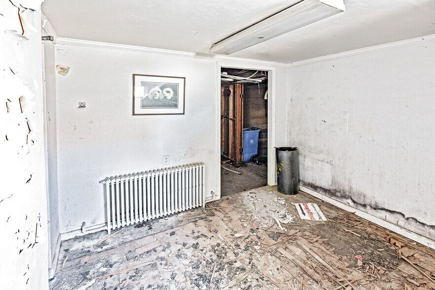 More Photos Of 16 S Maryland Ave, Wilmington General Retail For Sale