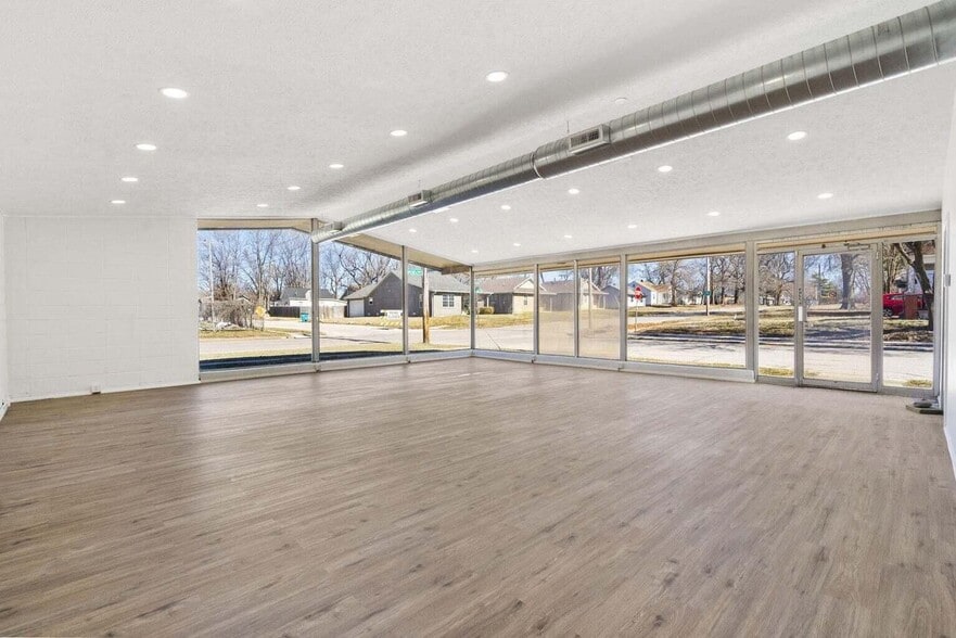 More Photos Of 1464 E Commercial St, Springfield Loft Creative Space For Lease