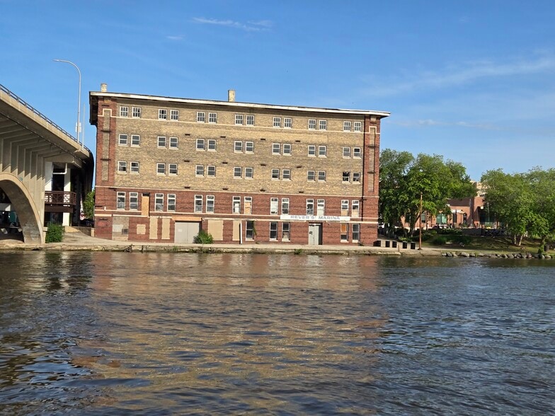 More Photos Of 220 N Water St, Rockford Flex For Sale