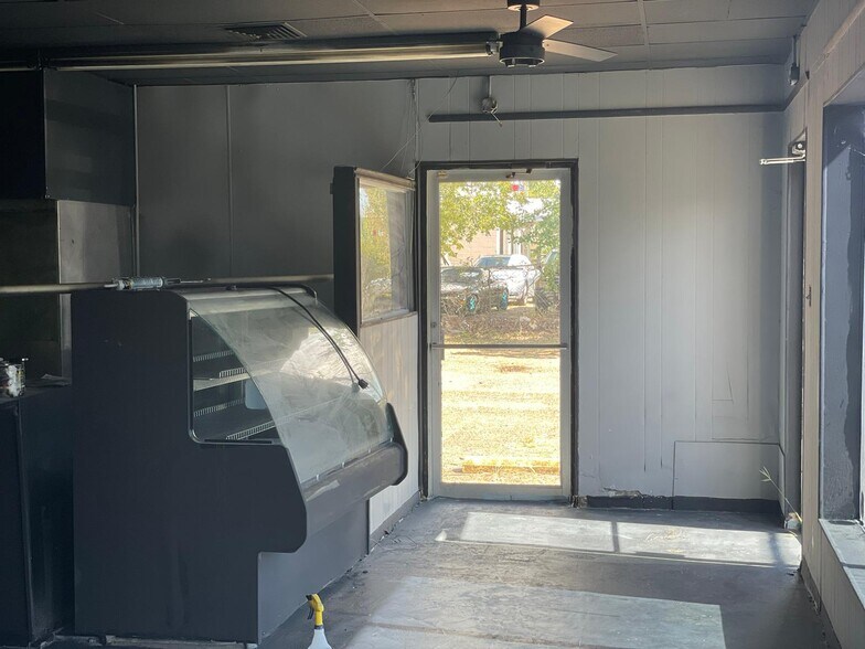 More Photos Of 1916 Cedar Dr, La Marque Restaurant For Lease