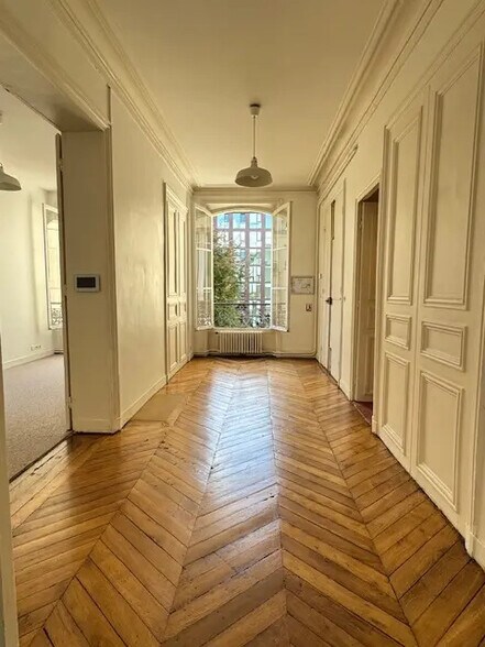 More Photos Of 85 Rue Taitbout, Paris Office For Sale