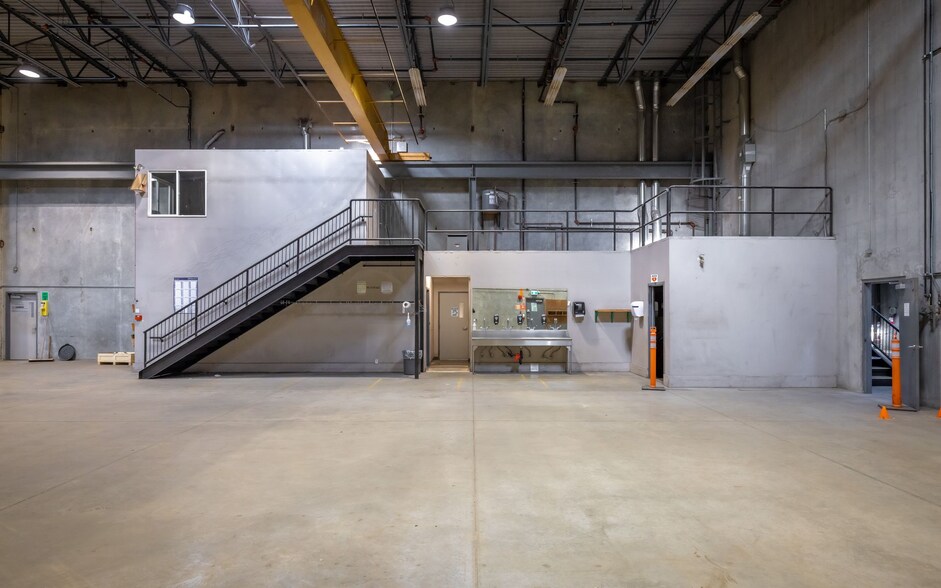 More Photos Of 5465 Production Blvd, Surrey Service For Lease