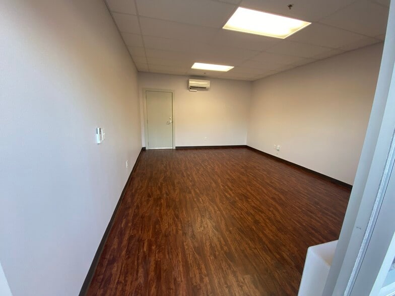 More Photos Of 6923 W Loop 1604, San Antonio Self Storage For Lease