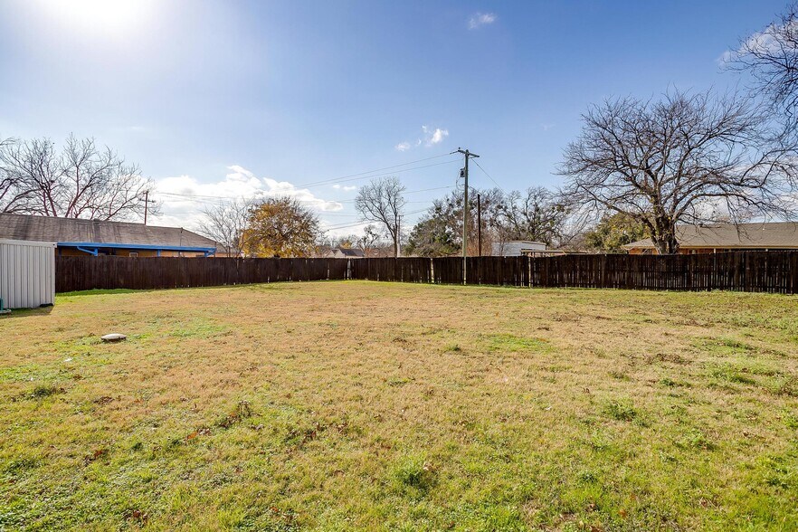 More Photos Of 113 N Tarrant St, Crowley Office For Sale