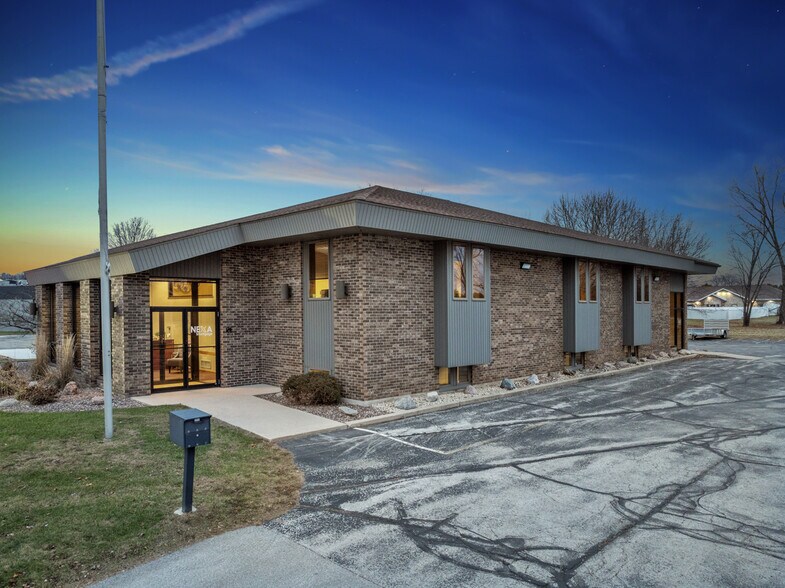 More Photos Of 812 Cormier Rd, Ashwaubenon Office For Lease