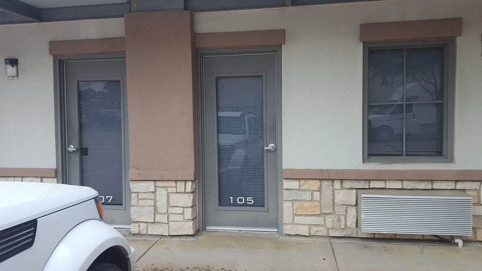 More Photos Of 4303 S Bowen Rd, Arlington Self Storage For Lease